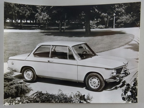 Pressefoto / Werbefoto BMW 2002 Ti Seiten-/ Frontansicht Stand 1968