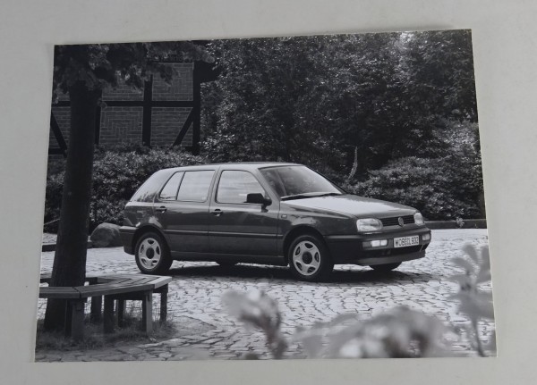 Pressefoto VW Golf 3 / III - Seitenansicht Dorfplatz von 08/1991