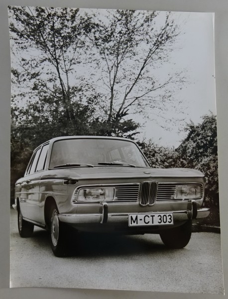 Pressefoto / Werbefoto BMW 2000 neue Klasse Stand 1969