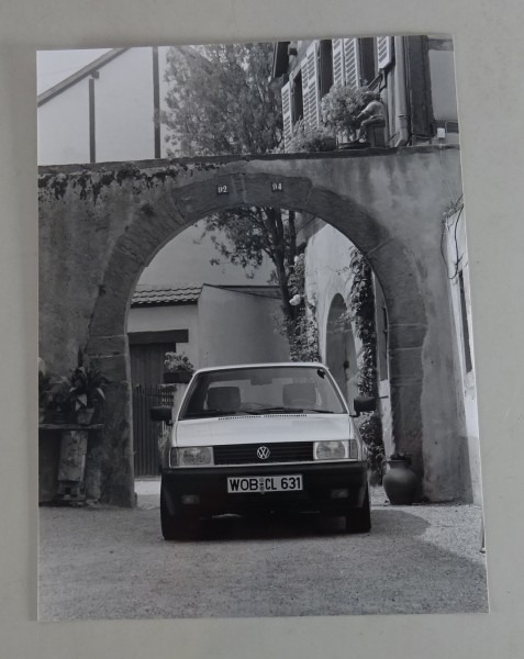 Pressefoto VW Polo II / 2 Typ 86c Frontalansicht - Torbogen von 09/1990
