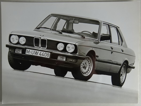 Pressefoto BMW 5er E 28 seitliche Frontansicht