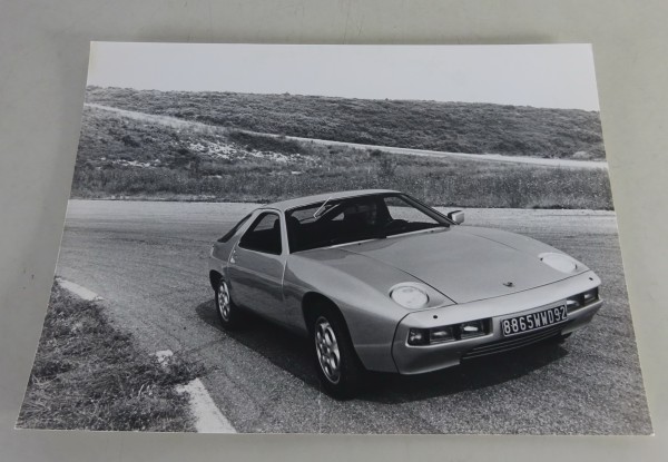 Pressefoto / Werksfoto Porsche 928 seitliche Frontansicht
