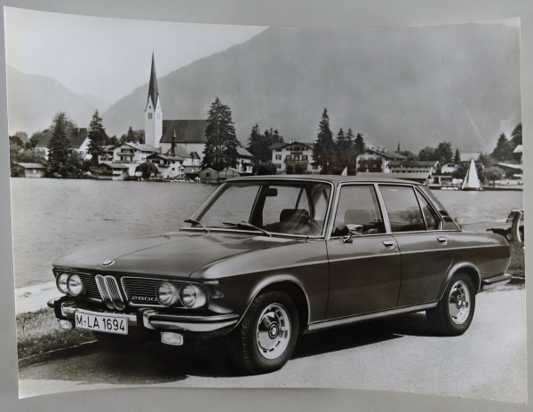 Pressefoto / Werbefoto BMW 2800 Typ E3 Seiten-/ Frontansicht Stand 1968