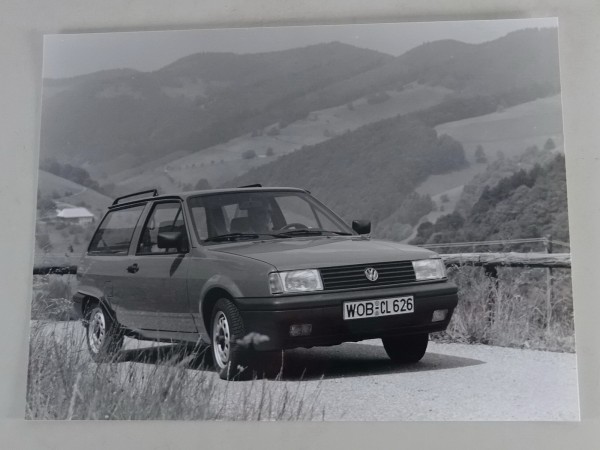 Pressefoto VW Polo II / 2 Typ 86c Steilheck - Frontansicht, Berg von 09/1990