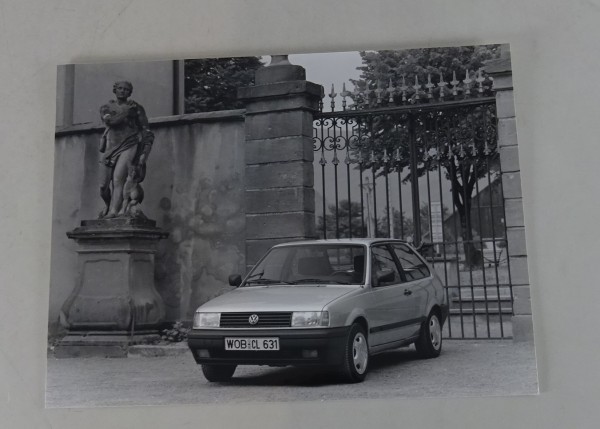 Pressefoto VW Polo II / 2 Typ 86c Fließheck vor Mauer mit Tor von 09/1990
