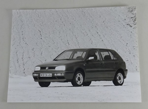 Pressefoto VW Golf 3 / III - perspektivisch vor einem Sandberg von 08/1991