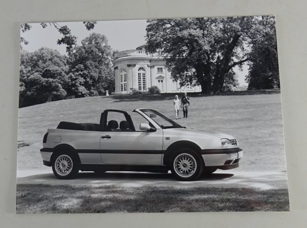 Pressefoto VW Golf 3 / III Cabrio - Seitenansicht im Park von 08/1993