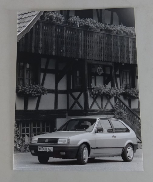 Pressefoto VW Polo II / 2 Typ 86c Fließheck - vor Landhaus von 09/1990