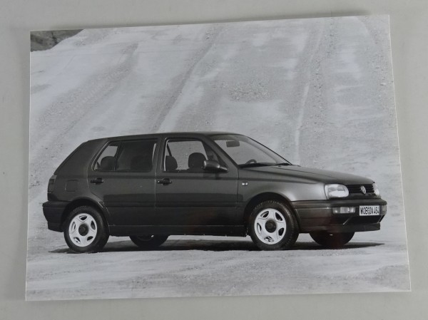 Pressefoto VW Golf 3 / III - Seitenansicht vor einem Sandberg von 08/1991