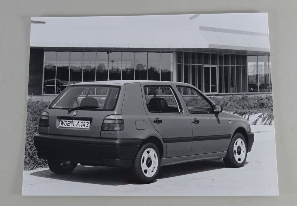 Pressefoto VW Golf 3 / III vor Turnhalle von 08/1991