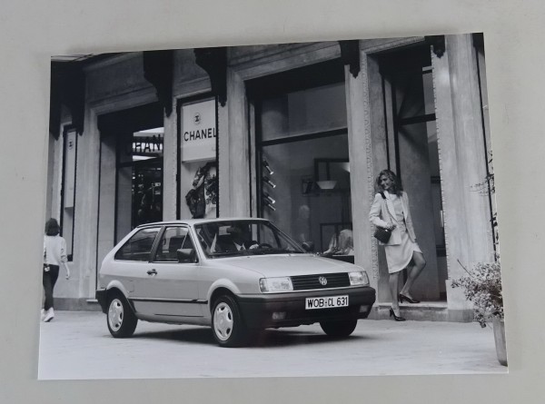 Pressefoto VW Polo II / 2 Typ 86c Fließheck in Innenstadt von 09/1990