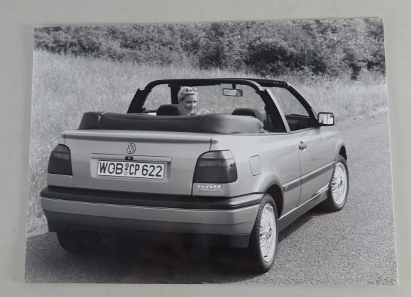 Pressefoto VW Golf 3 / III Cabrio - Heckansicht Landstraße von 08/1993