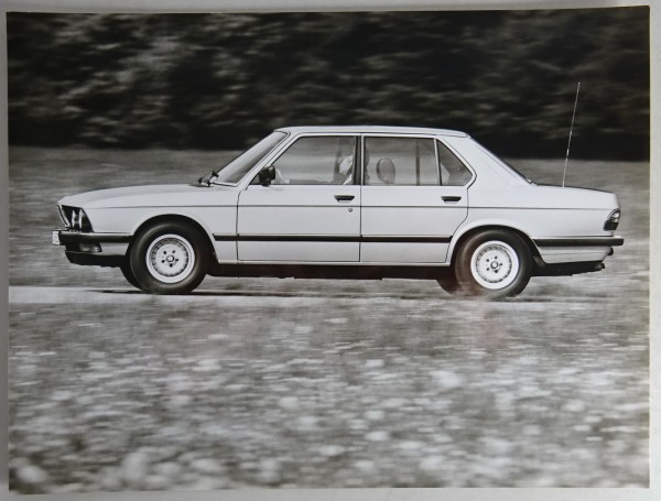 Pressefoto BMW 5er E 28 Seitenansicht