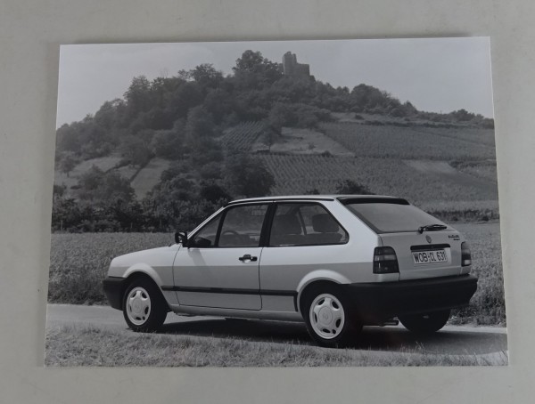 Pressefoto VW Polo II / 2 Typ 86c Fließheck - Weinberge mit Burg von 09/1990