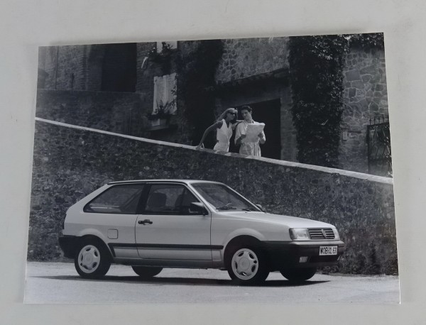Pressefoto VW Polo II / 2 Typ 86c Fließheck vor einer Mauer von 09/1990